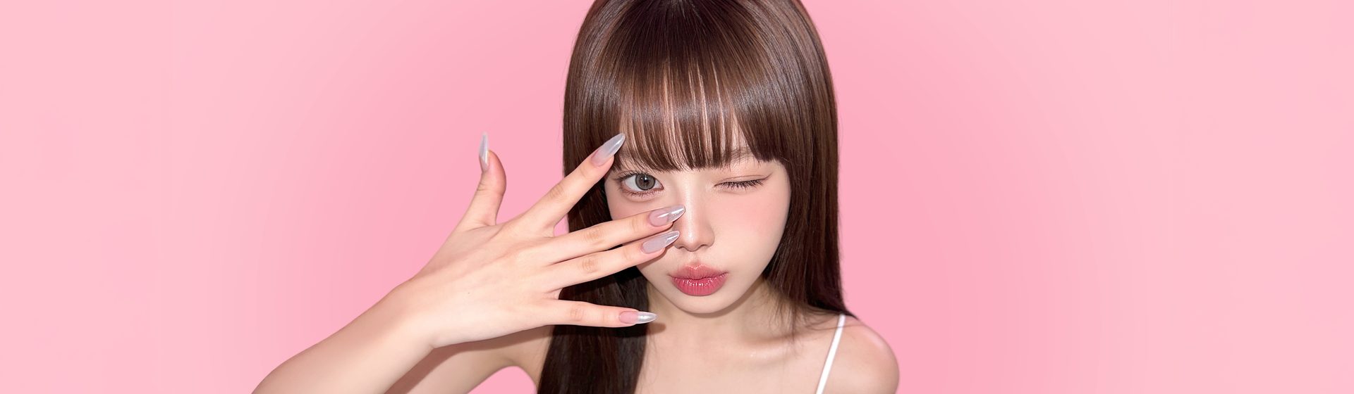 쌍꺼풀 절개와 비절개 방법 비교 대표 이미지 - 한쪽 눈을 감고 손으로 눈가를 가린 모델
